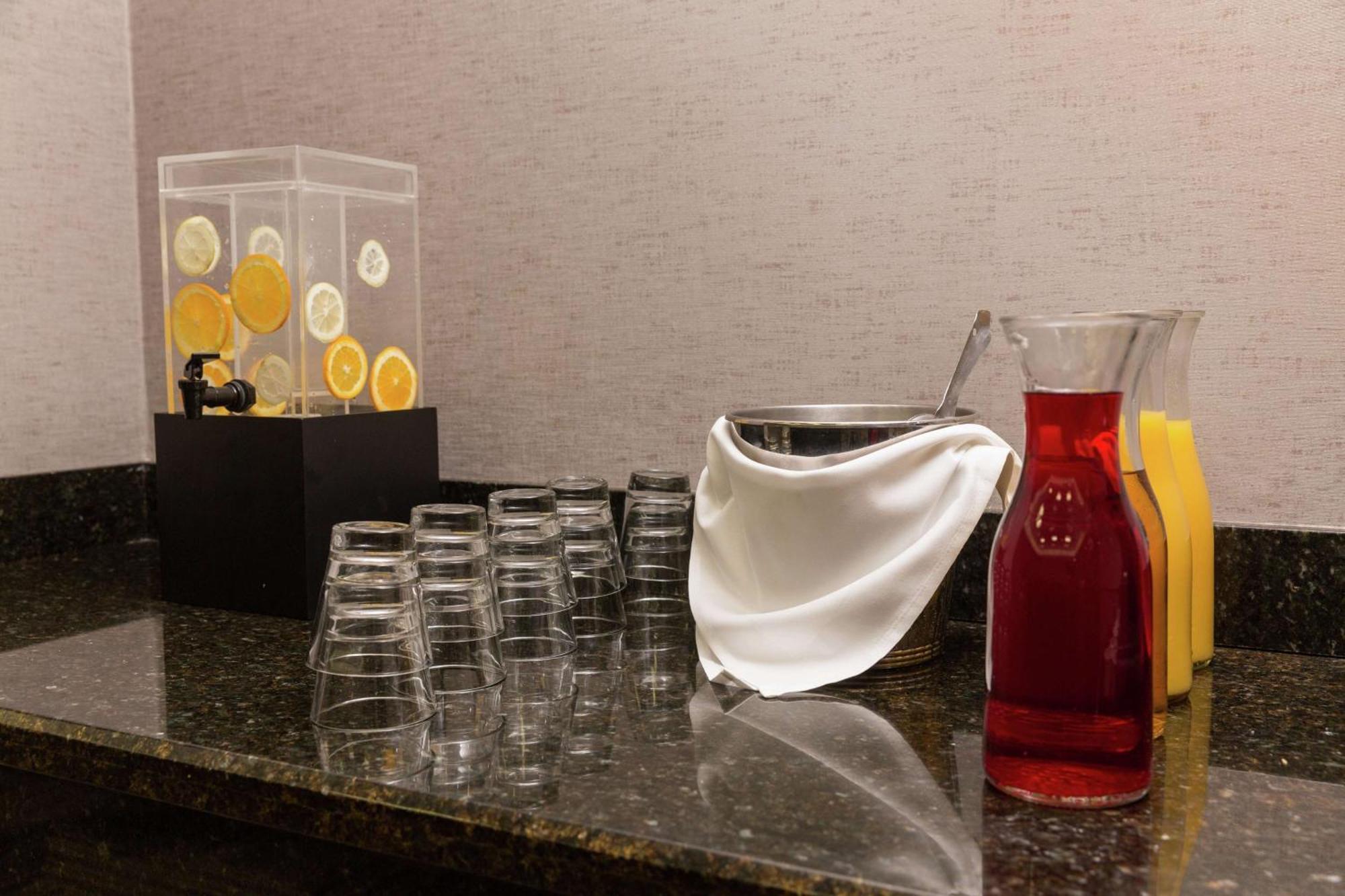 Hilton Chicago/Oak Lawn Hotel Екстериор снимка